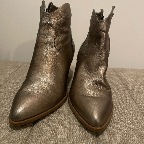 Frye gold metallic leather ankle booties. Sz 7 - Picture 2 of 6